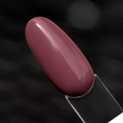 Batom cor de rosa em aplicador plástico em fundo desfocado preto