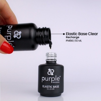 Duas embalagens pretas de Elastic Base Clear da marca purple, uma despejando líquido na outra, fundo branco e mão com unhas vermelhas