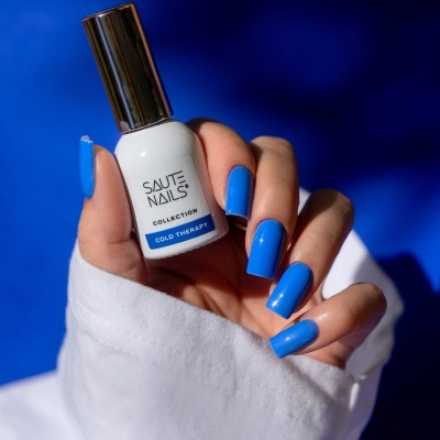 Verniz de unhas branco com tampa prateada e unhas azuis