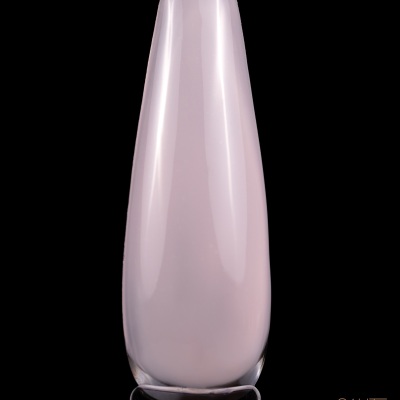 Amostra de verniz de unha rosa claro brilhante em fundo preto com texto Saute Nails.