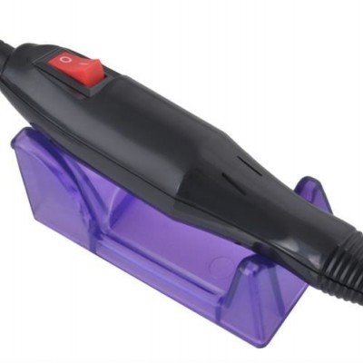 Aparelho elétrico preto com botão vermelho sobre suporte roxo