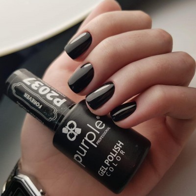 Frasco de verniz de unhas gel preto da marca Puurple com unhas pintadas da mesma cor