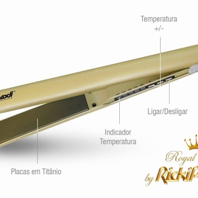 Prancha alisadora dourada com placas de titânio e indicação de temperatura
