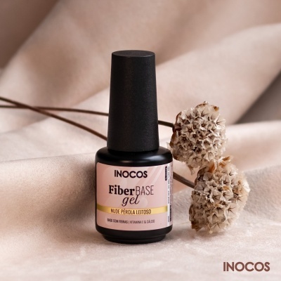 Frasco de verniz gel Fiber Base gel INOCOS nude pérola leitoso com flores secas e tecido bege