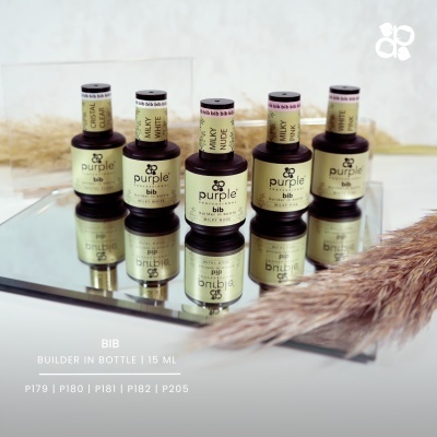 Frascos de verniz para unhas Purple BIB com tampas pretas e rótulos bege sobre espelho