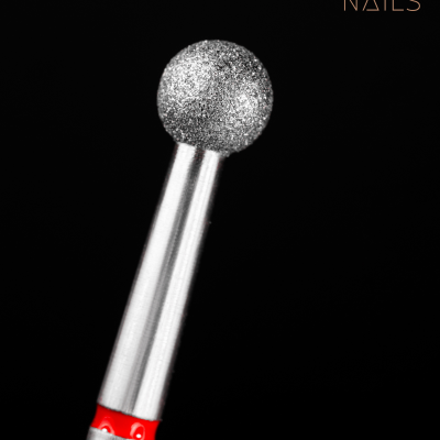 Broca esférica de metal prateada com anel vermelho