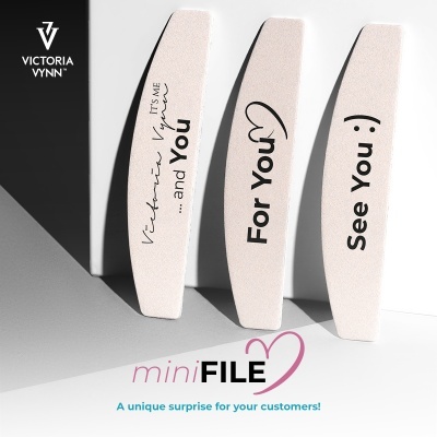 Três lixas de unha cor bege com frases em preto e logotipo Victoria Vynn ao lado