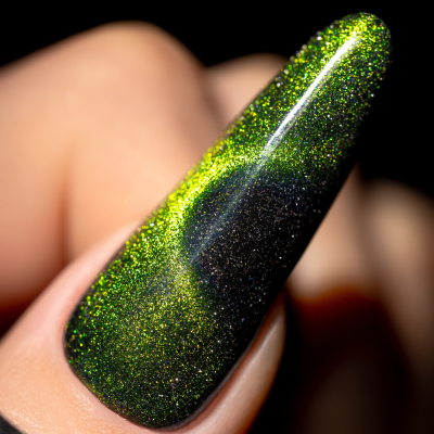 Unha longa com esmalte metálico verde e preto cintilante