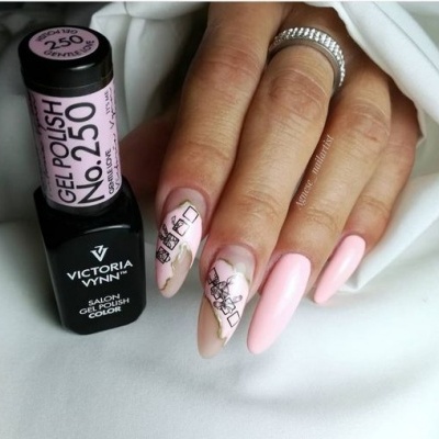Verniz gel rosa claro Victoria Vynn e unhas pintadas com desenhos geométricos