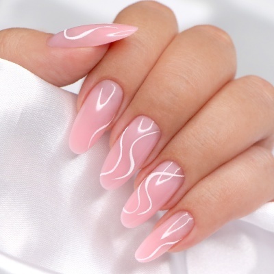 Unhas compridas almendradas rosa com linhas brancas onduladas