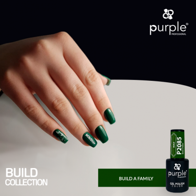 Mão com unhas verdes e verniz gel Purple Professional P2085 junto a embalagem.