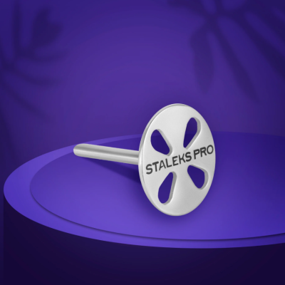 Objeto metálico prateado com texto Staleks Pro sobre fundo roxo