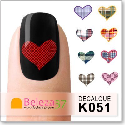 Unha com decalque de coração vermelho e vários decalques de coração xadrez coloridos