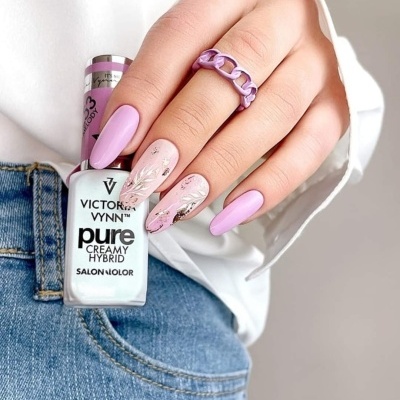 Mão feminina com unhas decoradas rosa claro segurando verniz Victor & Vynn Pure Creamy Hybrid