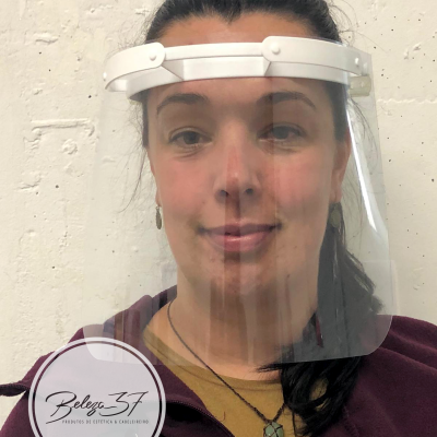 Pessoa com viseira de proteção transparente e estrutura branca