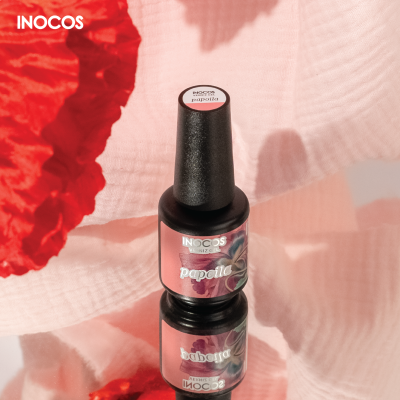 frasco de verniz de unhas Inocos cor Papoula com fundo rosa e elementos florais