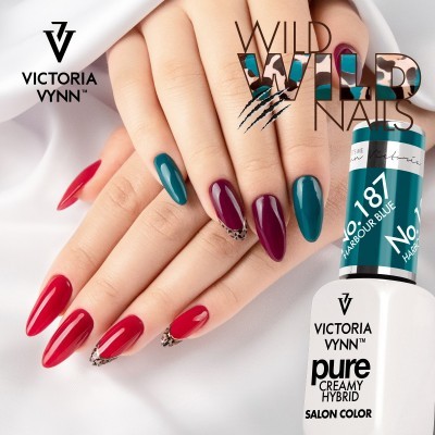 Unhas pintadas com verniz Victoria Vynn Pure Creamy Hybrid em vermelho e azul, detalhes em animal print, embalagem do verniz em destaque.