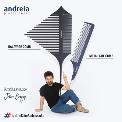Dois pentes Andreia Professional preto e azul-escuro com homem sentado a apontar para eles