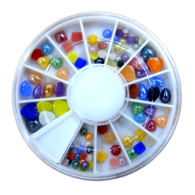 Mostruário redondo com várias pedras e contas coloridas