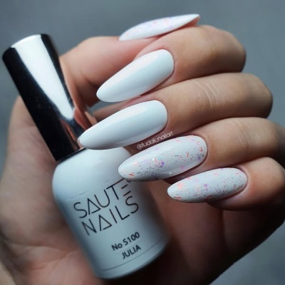 Frasco de verniz branco Sauti Nails com unhas pintadas de branco e detalhes brilhantes em rosa e lilás
