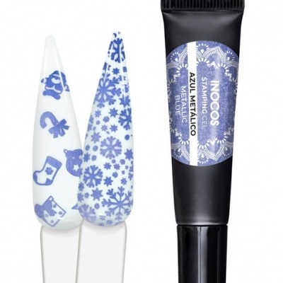 Tubo de verniz azul metálico com amostras decorativas de unhas azuis com padrões de Natal