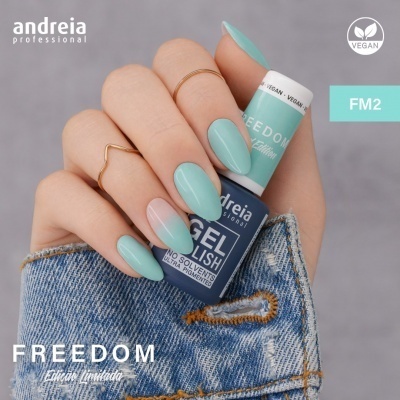 Mão com unhas azuis esverdeadas segurando verniz gel Andreia professional com fundo de tecido de ganga