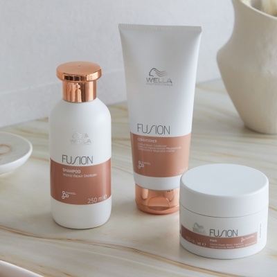 Conjunto de produtos Wella Fusion para cabelo em embalagem branca e dourada