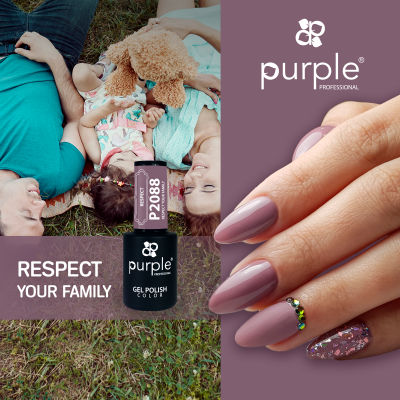 Esmalte gel cor roxa P2088 da Purple Professional com unhas decoradas e família ao fundo