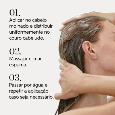 Pessoa massageando espuma no cabelo molhado e texto com instruções de uso do produto