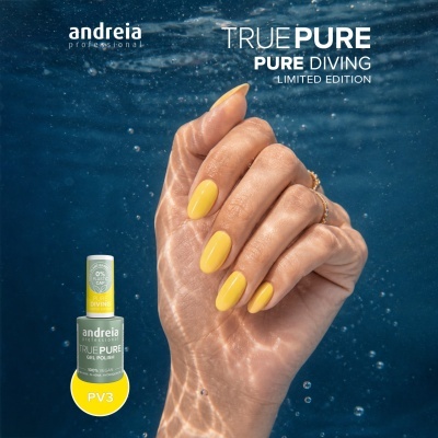 Mão com unhas amarelas pintadas com verniz gel Andreia Professional True Pure PV3 em fundo azul com bolhas.
