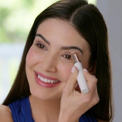 Mulher a aplicar maquilhagem com caneta branca de ponta metálica castanha