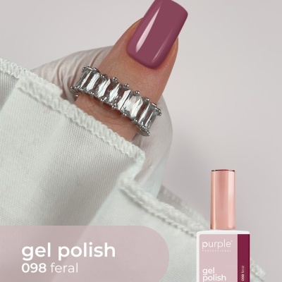 Unha com verniz gel roxo rosado brilhante e anel prateado com pedras retangulares