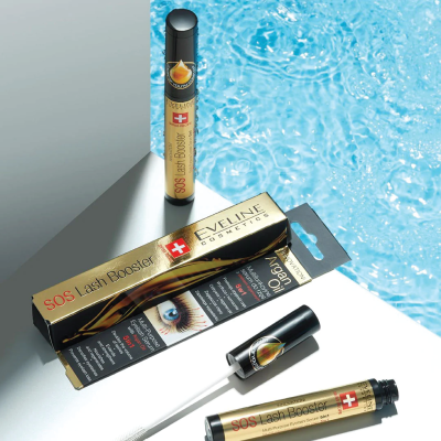 Conjunto fitness Eveline Cosmetics SOS Lash Booster com embalagem dourada e tampa preta ao lado de água azul