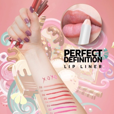 Mão com lápis de lábios em várias cores e amostras numeradas no antebraço com fundo rosa e doces