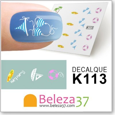 Unha com decoração adesiva de biquíni azul e branco e adesivos pequenos coloridos com texto DECALQUE K113