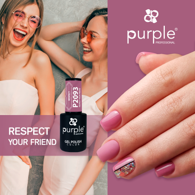 Verniz gel Purple Professional cor P2093 com unhas pintadas em rosa mate e detalhes decorativos