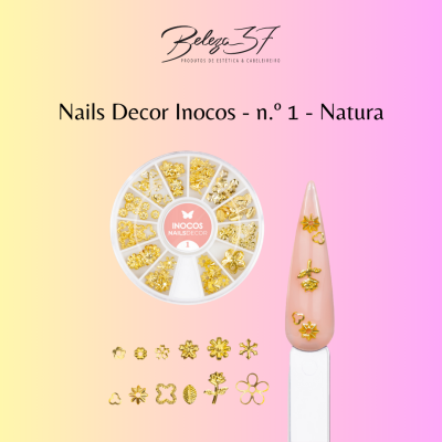 Acessórios decorativos dourados para unhas em caixa redonda, aplicados numa unha rosa