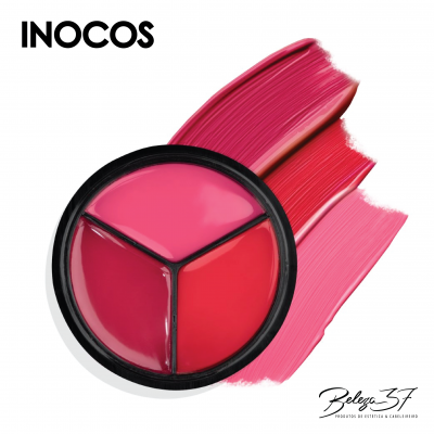 Paleta de maquilhagem com três batons e traços de cor