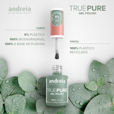 Frasco aberto de verniz gel verde andreiapro True Pure com tampa rosa entre folhas verdes com gotas de água