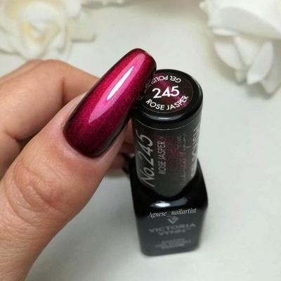 Verniz de gel Victoria Vynn num 245 Rose Jasper com unha pintada vermelha escura brilhoso