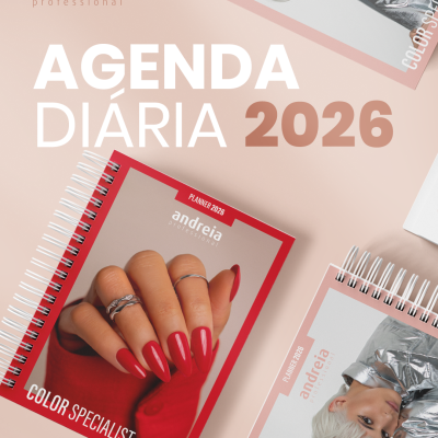 Duas agendas diárias 2026 da andreia professional, capa vermelha com mão de unhas vermelhas e capa rosa com mulher de cabelo branco