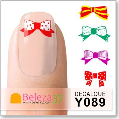 Unha com decalque de laço branco e vermelho e exemplos coloridos ao lado