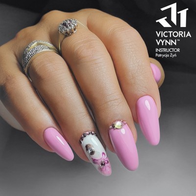 Unhas compridas rosas com decoração e anéis prateados