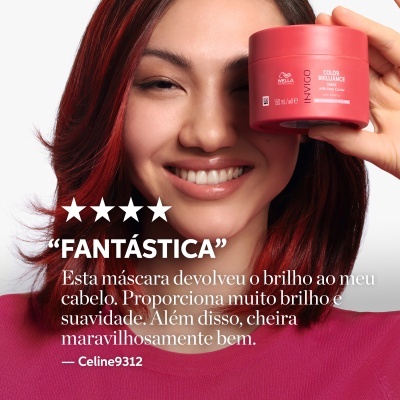Mulher sorridente com máscara capilar vermelha Wella INVIGO COLOR BRILLIANCE