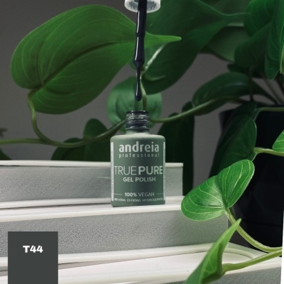 Frasco de verniz gel Andreia TRUE PURE com pincel e plantas verdes ao fundo