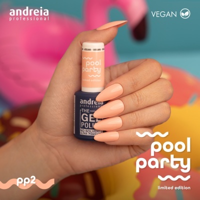 Mão segurando verniz de unhas laranja claro Pool Party da andreia professional
