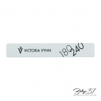 Lima de unhas branca com texto Victoria Vynn e números 180 240.
