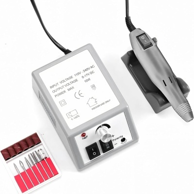 aparelho elétrico cinzento com controle de polaridade e acessórios