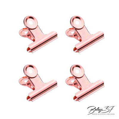 Quatro molas metálicas rosa dourado com orifício circular em fundo branco