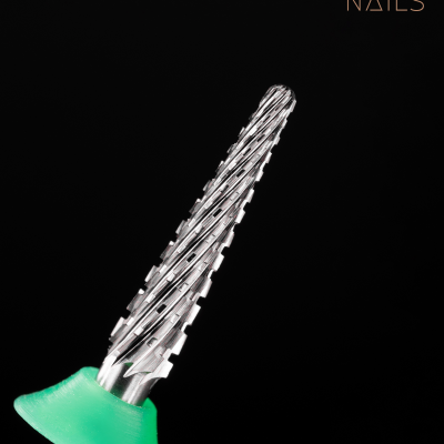 Ferramenta metálica para unhas com base verde e fundo preto com texto Saute Nails